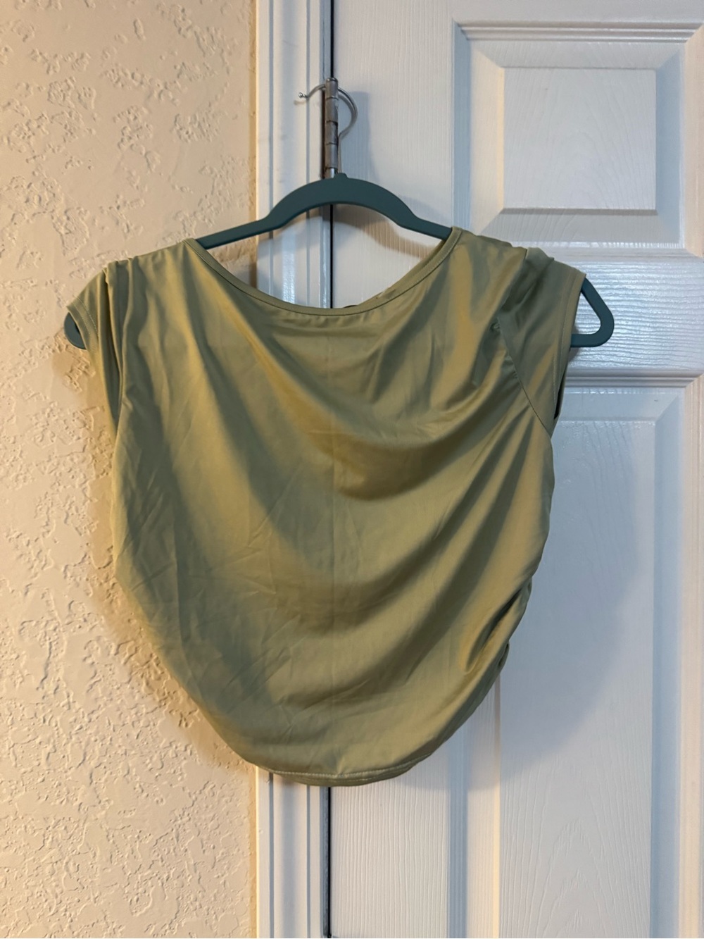 PrettyLittleThing Olive Green Cap Sleeve Crop Top - Picture 2 of 3